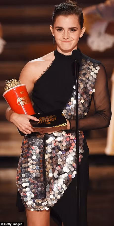 Nhung khoanh khac dep cua Emma Watson tai le trao giai MTV Movie & TV - Anh 5