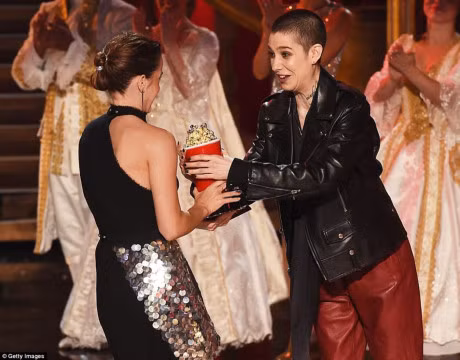 Nhung khoanh khac dep cua Emma Watson tai le trao giai MTV Movie & TV - Anh 2