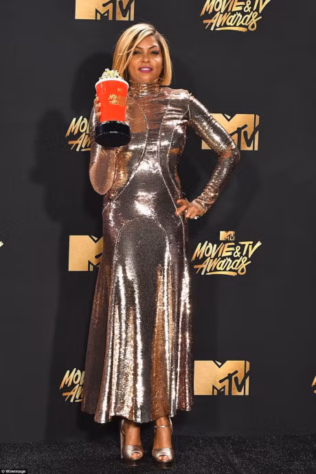 Nhung khoanh khac dep cua Emma Watson tai le trao giai MTV Movie & TV - Anh 12