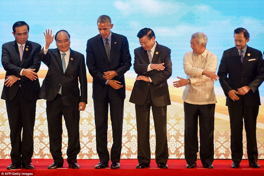 Cựu Tổng thống Obama cũng từng bối rối trước cách bắt tay chéo Cựu Tổng thống Obama cũng từng bối rối trước cách bắt tay chéo