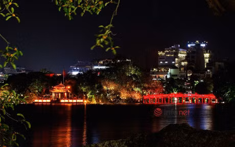 Cung ngam Ha Noi dep ruc ro khi len den - Anh 10