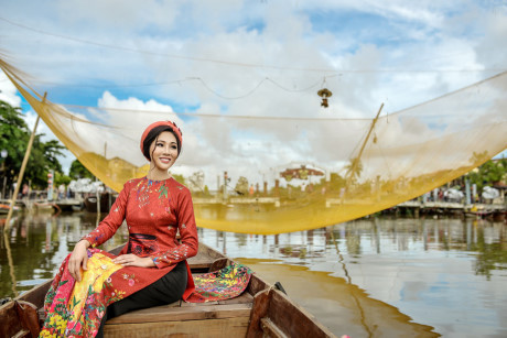 Diệu Ngọc duyên dáng giữa đất trời Hội An ngày đầu năm - Ảnh 7 Dieu Ngoc duyen dang giua dat troi Hoi An ngay dau nam - Anh 7