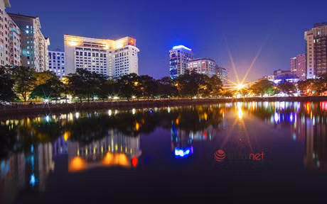 Cung ngam Ha Noi dep ruc ro khi len den - Anh 12