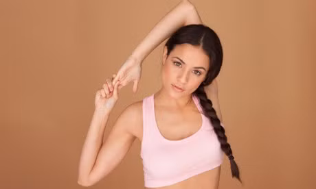 Bai tap don gian giam dau vai gay cho dan van phong - Anh 1