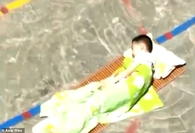 Bé trai bị phạt ngủ ngoài sân giữa trời nắng Bé trai bị phạt ngủ ngoài sân giữa trời nắng