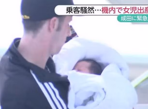 Bé gái được sinh ra mà bà mẹ không biết mình mang thai. (Nguồn: straitstimes)