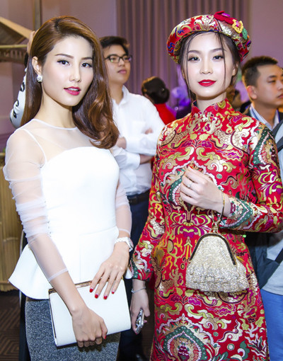 Á hậu Diễm Trang (phải) diện áo dài họa tiết cầu kỳ. my-1-2015-1431477922.jpg