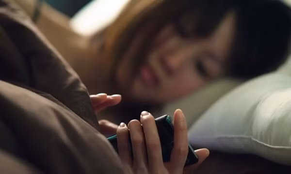 Làm gì khi bắt gặp vợ nhắn tin nhớ thương với người khác?