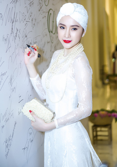 Nữ diễn viên mặc áo dài trắng, cổ đeo chuỗi ngọc trai và đầu quấn khăn Turban theo phong cách retro. my-5-6828-1431475317.jpg