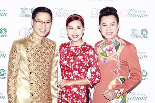 Từ trái sang: MC Anh Quân, ca sĩ Khánh Ngọc và Quốc Đại cùng mặc tà áo truyền thống ủng hộ chương trình. my-10-7440-1431477923.jpg