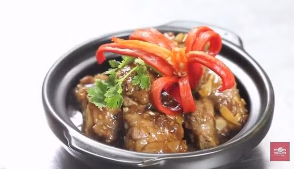 Hướng dẫn cách làm món sườn non sốt me chua ngọt.