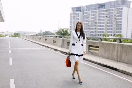 Hoa hậu Phạm Hương tươi tắn ở sân bay