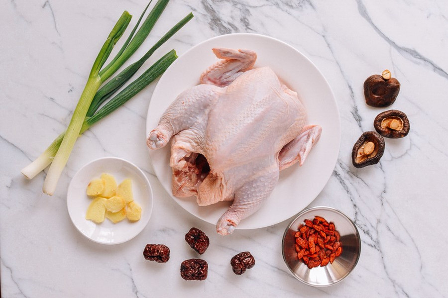 Nguyên liệu: 50 gram nấm hương, 2 thìa hạt kỷ tử khô, 4 quả táo Tàu; 8 và 1/2 bát nước, 1 thìa dầu ăn, 2 thìa rượu, 1 còn gà nhỏ nặng khoảng 1,5-1,8kg, 5 lát gừng tươi, muối ăn, gia vị, hành lá thái nhỏ .