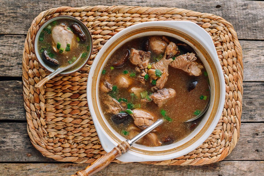 Bước 5: Đun thêm 30 phút trên lửa vừa, nêm gia vị cho vừa miệng và rắc thêm hành lá đã thái trước khi thưởng thức.