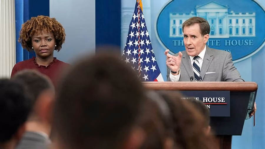 Phát ngôn viên Hội đồng An ninh Quốc gia Mỹ John Kirby (phải).