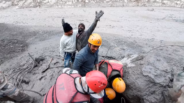 Nhân viên cứu hộ đang chạy đua với thời gian, hy vọng tìm thấy người còn sống.