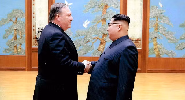Ngoại trưởng Mỹ Mike Pompeo (trái) và Lãnh đạo Triều Tiên Kim Jong-un