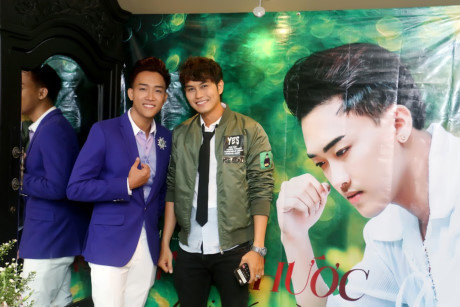 Á quân Thần tượng bolero Võ Đình Phước tình tứ bên Ngọc Trinh - Ảnh 7 A quan Than tuong bolero Vo Dinh Phuoc tinh tu ben Ngoc Trinh - Anh 7