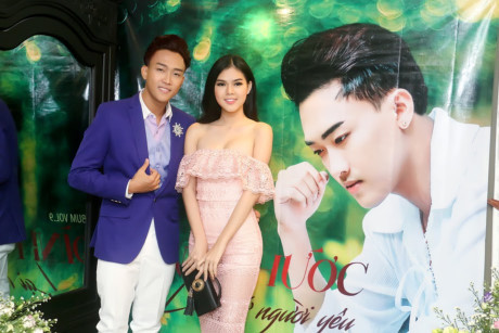 Á quân Thần tượng bolero Võ Đình Phước tình tứ bên Ngọc Trinh - Ảnh 4 A quan Than tuong bolero Vo Dinh Phuoc tinh tu ben Ngoc Trinh - Anh 4