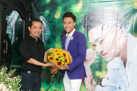 Á quân Thần tượng bolero Võ Đình Phước tình tứ bên Ngọc Trinh - Ảnh 2 A quan Than tuong bolero Vo Dinh Phuoc tinh tu ben Ngoc Trinh - Anh 2