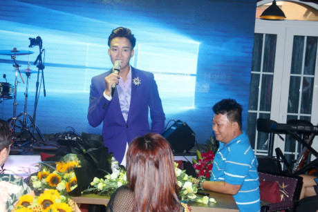 Á quân Thần tượng bolero Võ Đình Phước tình tứ bên Ngọc Trinh - Ảnh 9 A quan Than tuong bolero Vo Dinh Phuoc tinh tu ben Ngoc Trinh - Anh 9