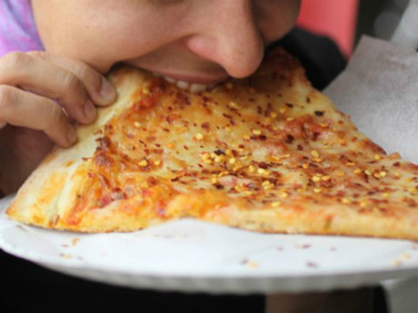 Có thể bạn đang ăn pizza sai cách - Ảnh 1 Co the ban dang an pizza sai cach - Anh 1