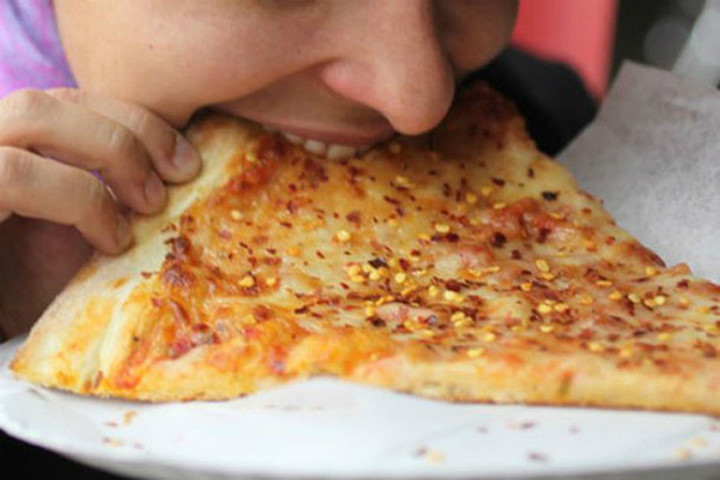 Có thể bạn đang ăn pizza sai cách