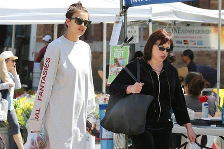 Irina Shayk đi chợ mua đồ sau hơn 1 tuần sinh con