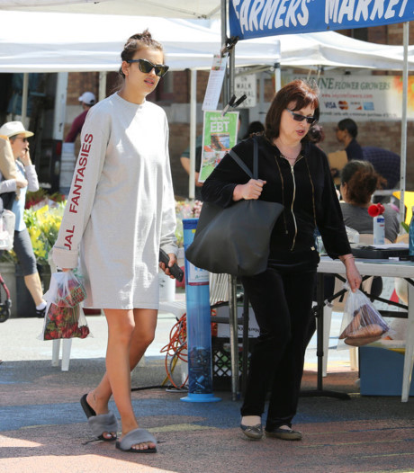 Irina Shayk đi chợ mua đồ sau hơn 1 tuần sinh con - Ảnh 3 Irina Shayk di cho mua do sau hon 1 tuan sinh con - Anh 3