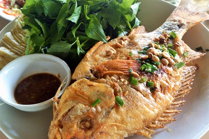 Muốn rán cá vàng giòn, không sát chảo hãy cho thêm thứ này vào khi rán