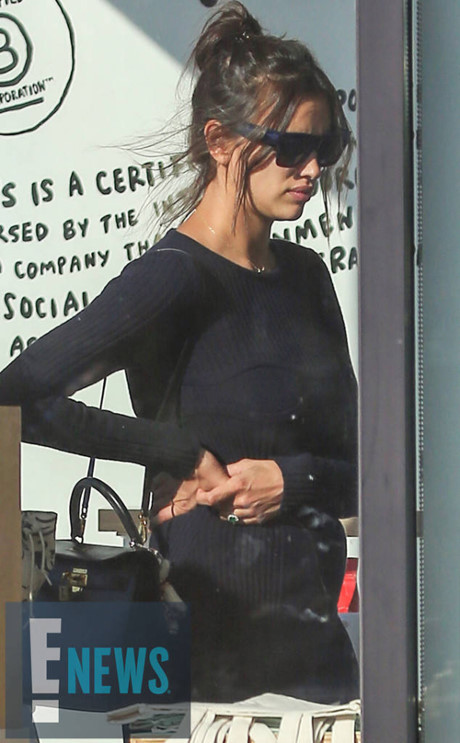 Irina Shayk đi chợ mua đồ sau hơn 1 tuần sinh con - Ảnh 5 Irina Shayk di cho mua do sau hon 1 tuan sinh con - Anh 5
