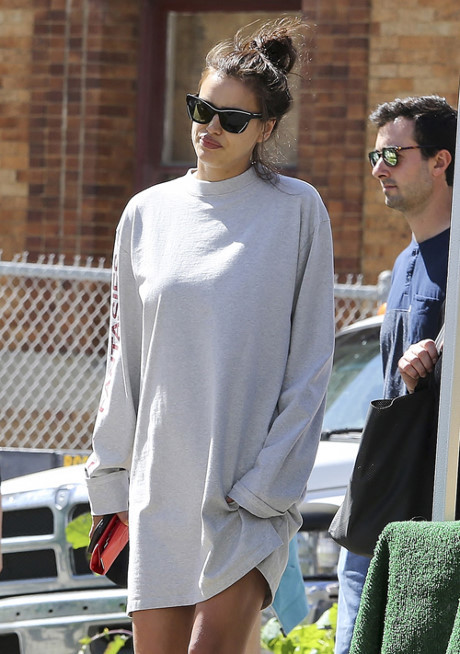 Irina Shayk đi chợ mua đồ sau hơn 1 tuần sinh con - Ảnh 1 Irina Shayk di cho mua do sau hon 1 tuan sinh con - Anh 1