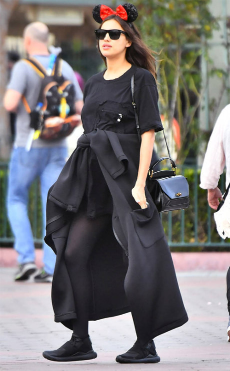 Irina Shayk đi chợ mua đồ sau hơn 1 tuần sinh con - Ảnh 6 Irina Shayk di cho mua do sau hon 1 tuan sinh con - Anh 6