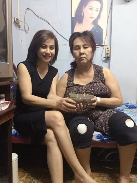 Cat Phuong trao tan tay cho nghe si Hoang Lan gan 100 trieu dong - Anh 2