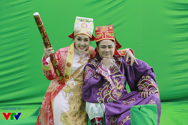 Táo quân 2016: Ngồi trước quạt trong mùa đông lạnh giá ảnh 7 Nghệ sĩ Vân Dung và N Tự Long tạo dáng trước ống kính.