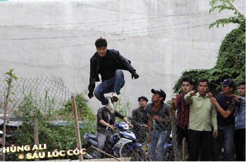 Một cảnh hành động trong phim "Hùng Ali và Sáu Lóc Cóc"