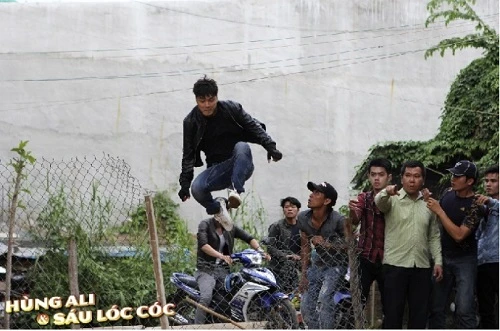 Một cảnh hành động trong phim "Hùng Ali và Sáu Lóc Cóc"