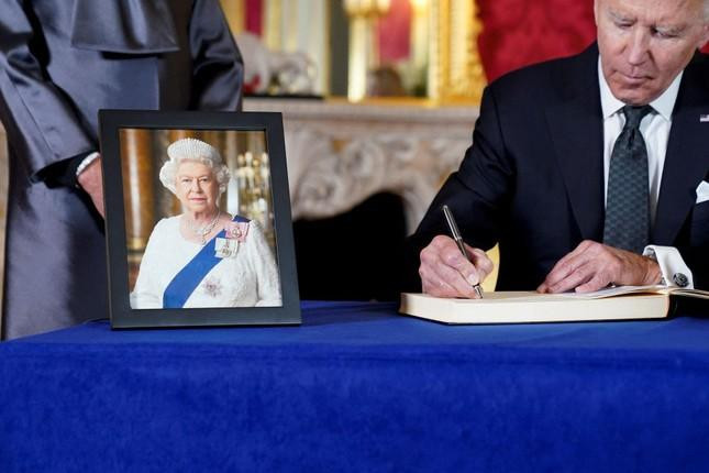 Tổng thống Joe Biden ghi sổ tang tưởng nhớ Nữ hoàng Elizabeth hôm 18/9. Tổng thống Joe Biden ghi sổ tang tưởng nhớ Nữ hoàng Elizabeth hôm 18/9.