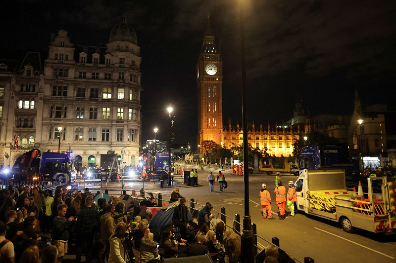Mọi người cắm trại bên ngoài Nhà Quốc hội trước lễ tang cấp nhà nước của Nữ hoàng Anh Elizabeth đệ nhị. Mọi người cắm trại bên ngoài Nhà Quốc hội trước lễ tang cấp nhà nước của Nữ hoàng Anh Elizabeth đệ nhị.