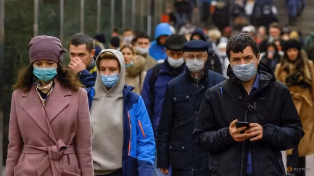 Người dân Nga đeo khẩu trang phòng Covid-19.