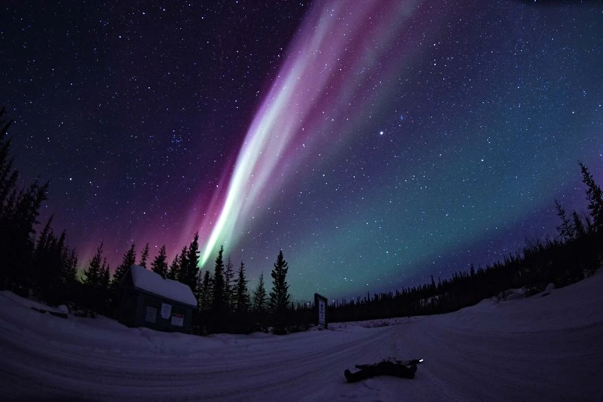 Ngắm cực quang sáng rực bầu trời Yellowknife, Canada