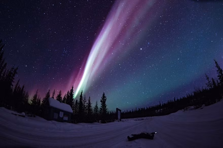 Ngắm cực quang sáng rực bầu trời Yellowknife, Canada