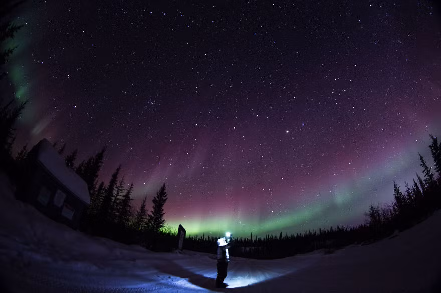 Ngắm cực quang sáng rực bầu trời Yellowknife, Canada - Ảnh 4