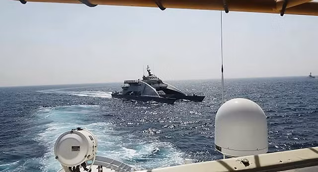 Hình ảnh do Hải quân Mỹ công bố cho thấy tàu Iran cắt ngang tàu Mỹ trên Vịnh Ba Tư ngày 2/4/2021.