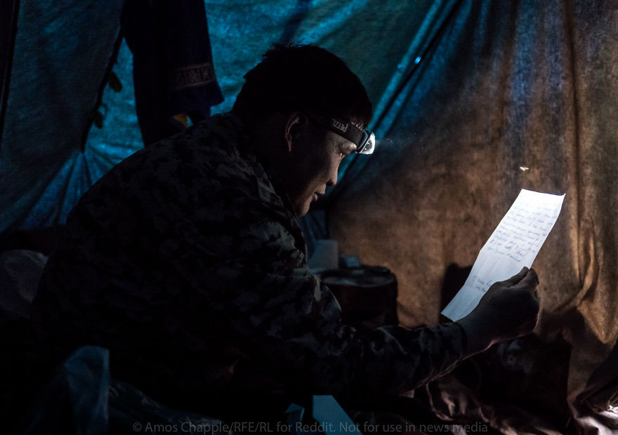 Người đàn ông này đang đọc thư của vợ gửi tới