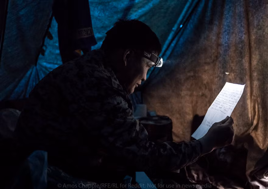 Người đàn ông này đang đọc thư của vợ gửi tới