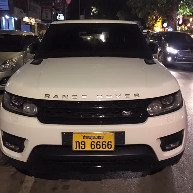  Tại các con phố của thủ đô Viêng Chăn, Lào, có thể dễ dàng bắt gặp những chiếc xe mang biển kiểm soát tứ quý ấn tượng. Trong ảnh là chiếc Range Rover mang biển kiểm soát tứ quý 6. 