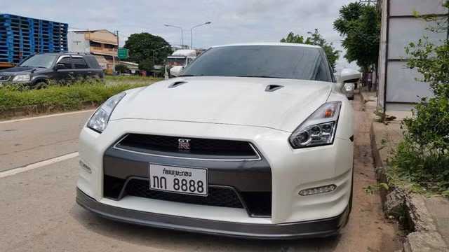  Bên cạnh những chiếc sedan hay SUV sang trọng, phân khúc xe thể thao cao cấp cũng xuất hiện những chiếc biển tứ quỷ đẹp mắt. Trong ảnh là chiếc Nissan GTR với biển toàn 8. 