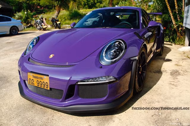  Porsche 911 GT3 RS ngoài bộ áo tím thơ mộng còn gây choáng với biển kiểm soát tứ quý 9. 