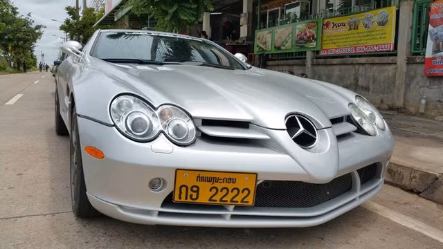  Siêu xe mũi tên bạc Mercedes-Benz SLR với biển tứ quý 2. 